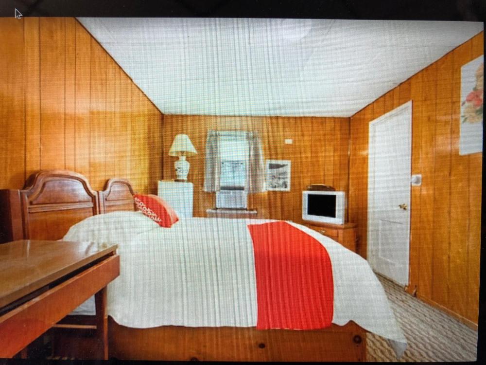 Single Room with Bath interior